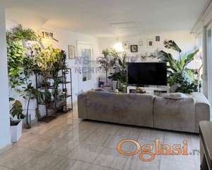 Prodaje se šarmantna spratna kuća u mirnom delu Banoštora, idealna za porodični život